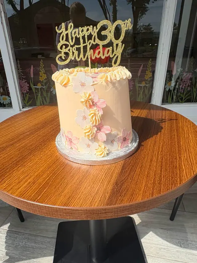A bespoke Smashin' Bakes cake